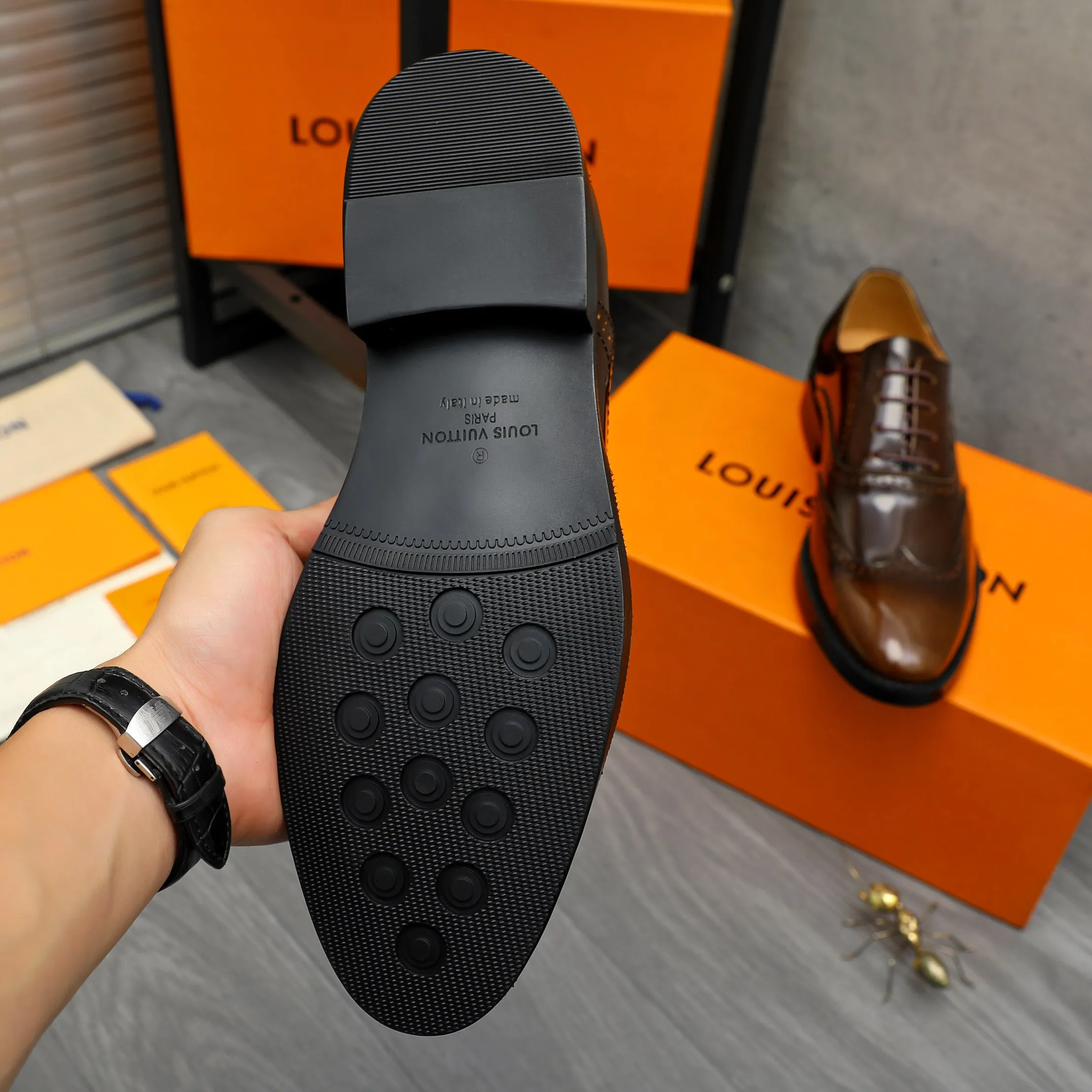 Men's shoes 💰500 Product trademark: LV "Louis Vuitton" business formal leather shoes Regular size: 39-45 (.45 customization is non-returnable) Product materials: Selected color-brushed pearlescent cowhide upper, cowhide lining, original rubber outsole